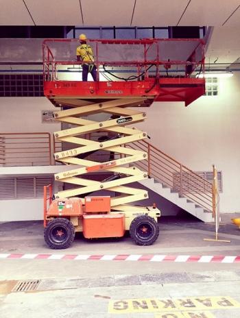 Xe Nâng Người Cắt Kéo JLG - 10m Làm Việc